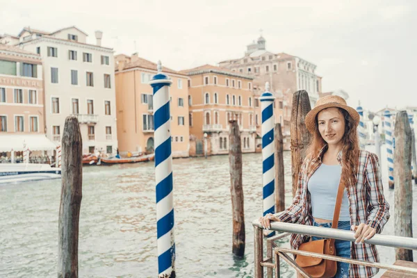 Žena v Benátkách, stál na molu na grand canal. Poznáváme Benátky Itálie. — Stock fotografie