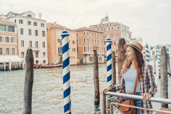 Uma mulher em Veneza, de pé no cais do grande canal. Descobrindo Veneza Itália . — Fotografia de Stock