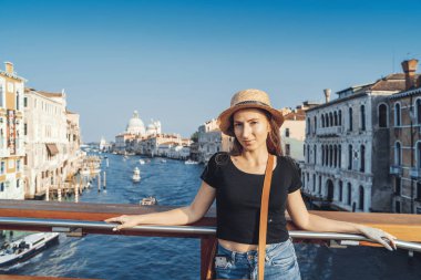Venedik'te köprünün üzerinde yabancı bir şehirde gezi iken grand Canal'da üzerinde duran bir kadın. Keşif Venedik macera.