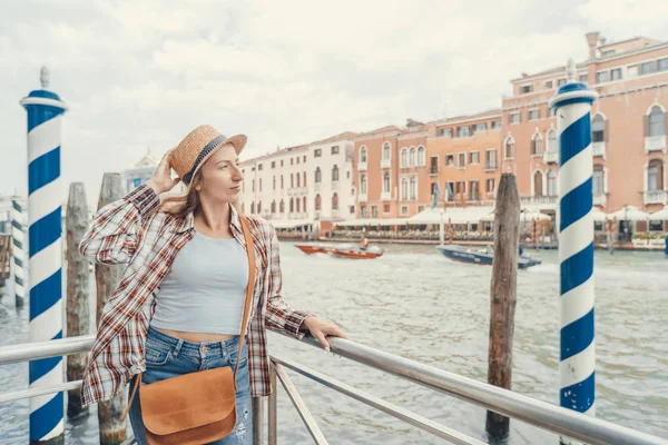 Uma mulher em Veneza, de pé no cais do grande canal. Descobrindo Veneza Itália . — Fotografia de Stock