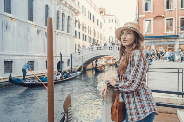 Mulher à espera de gôndolas perto do canal em Veneza — Fotografia de Stock