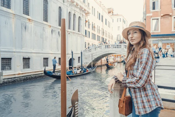 Mulher à espera de gôndolas perto do canal em Veneza — Fotografia de Stock