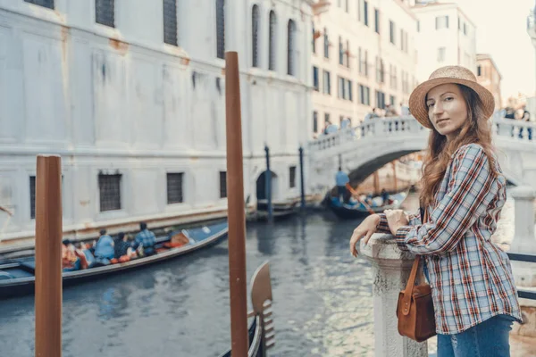 Gondol Venedik canal yakınındaki için bekleyen kadın