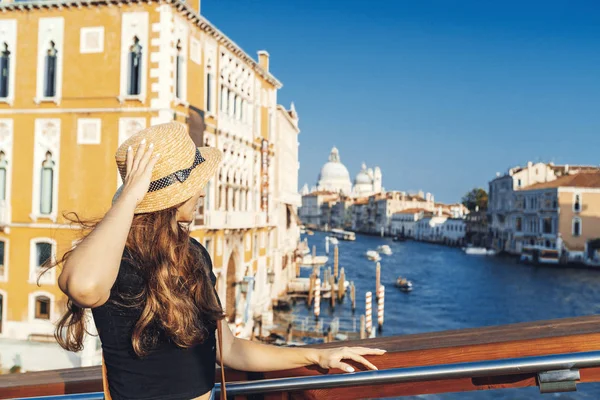 Mulher na Veneza, de pé na ponte sobre o grande canal enquanto passeia em uma cidade estrangeira. Descobrir a aventura de Veneza . — Fotografia de Stock