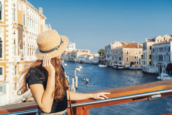 Venedik'te köprünün üzerinde yabancı bir şehirde gezi iken grand Canal'da üzerinde duran bir kadın. Keşif Venedik macera.