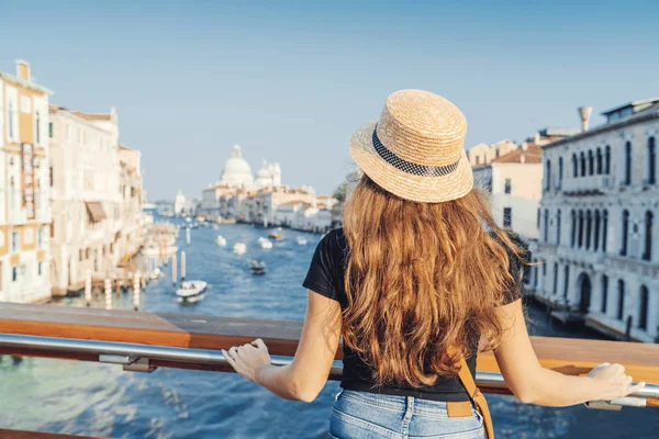 Frau in Venedig, die auf der Brücke über den großen Kanal steht, während sie in einer fremden Stadt Sightseeing macht. Entdecken Sie das Abenteuer Venedig. — Stockfoto