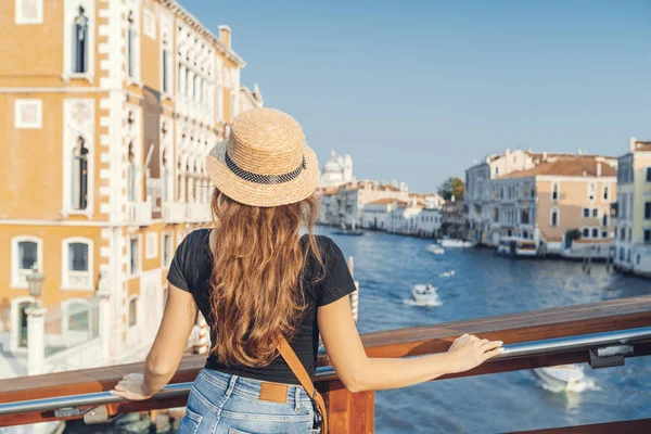Venedik'te köprünün üzerinde yabancı bir şehirde gezi iken grand Canal'da üzerinde duran bir kadın. Keşif Venedik macera.