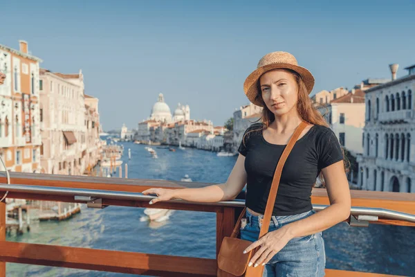 Žena v Benátkách, stojící na most přes canal Grande na památky v cizím městě. Objev Benátky dobrodružství. — Stock fotografie