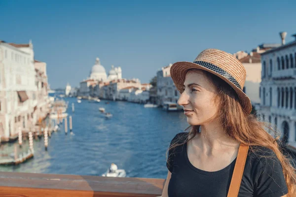 Mulher na Veneza, de pé na ponte sobre o grande canal enquanto passeia em uma cidade estrangeira. Descobrir a aventura de Veneza . — Fotografia de Stock