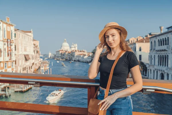 Venedik'te köprünün üzerinde yabancı bir şehirde gezi iken grand Canal'da üzerinde duran bir kadın. Keşif Venedik macera.