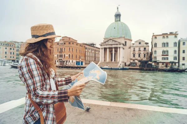 Descobrir a Veneza. Traveler girl olha para o mapa da caminhada, aventura feminina em Veneza, Chiesa di San Simeone Piccolo, Itália — Fotografia de Stock