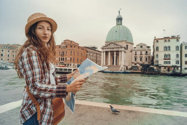 Descobrir a Veneza. Traveler girl olha para o mapa da caminhada, aventura feminina em Veneza, Chiesa di San Simeone Piccolo, Itália — Fotografia de Stock