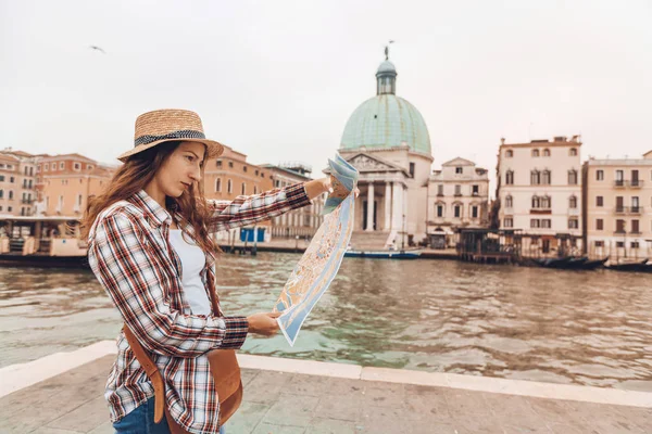 Descobrir a Veneza. Traveler girl olha para o mapa da caminhada, aventura feminina em Veneza, Chiesa di San Simeone Piccolo, Itália — Fotografia de Stock