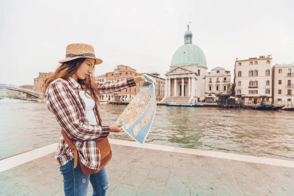 Descobrir a Veneza. Traveler girl olha para o mapa da caminhada, aventura feminina em Veneza, Chiesa di San Simeone Piccolo, Itália — Fotografia de Stock