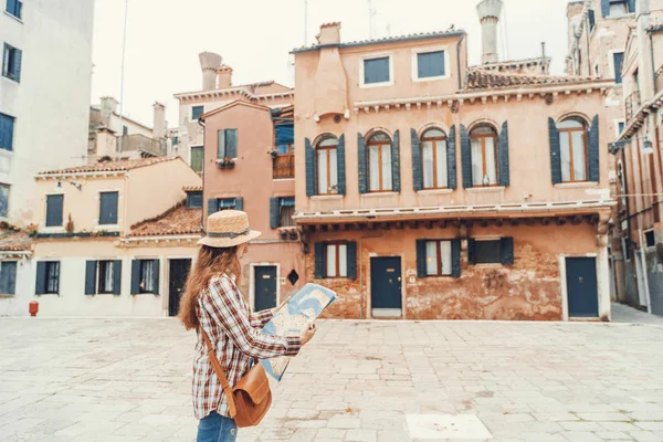 Descobrir a Veneza. Traveler girl olha para o mapa da caminhada, aventura feminina em Veneza, Itália — Fotografia de Stock