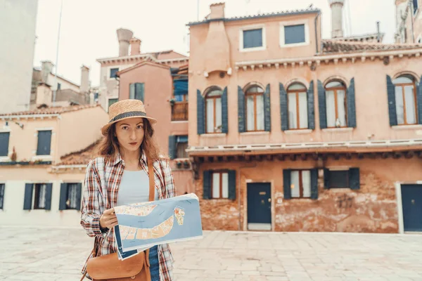 Entdecken Sie Venedig. Reisendes Mädchen schaut auf die Karte des Wanderns, weibliches Abenteuer in Venedig, Italien — Stockfoto