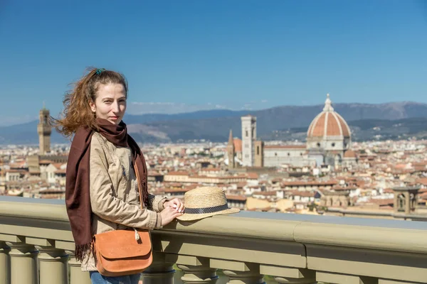 Девушка, смотрящая на город Флоренцию с точки зрения зрителя — стоковое фото
