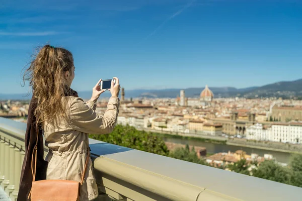 Dívka dělat focení Florencie s chytrým telefonem — Stock fotografie