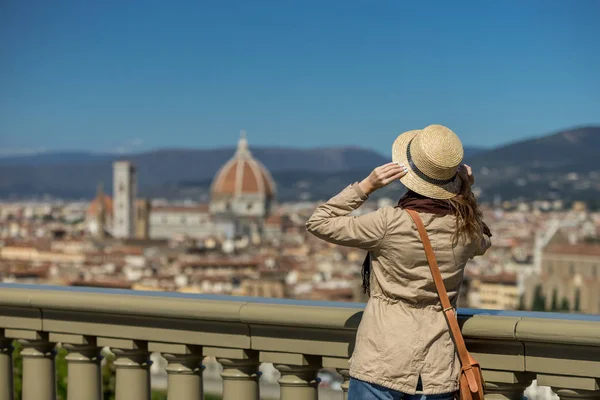 Turista com vista para a Catedral de Florença do miradouro . — Fotografia de Stock