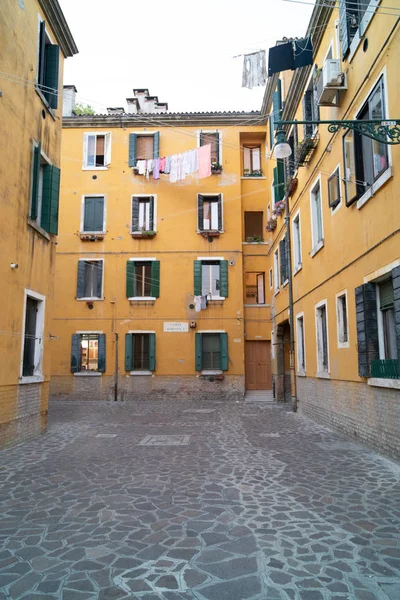 Smalle Venetiaanse straat omgeven door kleurrijk gebouw — Stockfoto
