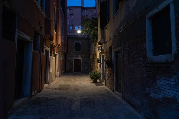 Estrecha calle veneciana rodeada de colorido edificio — Foto de Stock