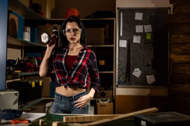 Atölyede Studio tek başına çalışan bir matkap tornavida kadınla