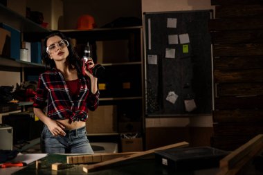 Atölyede Studio tek başına çalışan bir matkap tornavida kadınla