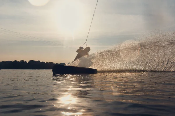 Wakeboarder gör våg på vattnet — Stockfoto