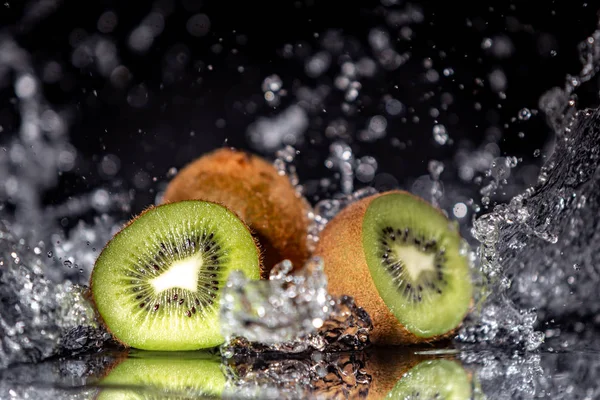 Kiwi med vattenstänk och reflektion Stockbild