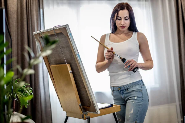 Genç kadın ressam ev yapımı yaratıcı aletleri yakından çiziyor. — Stok fotoğraf