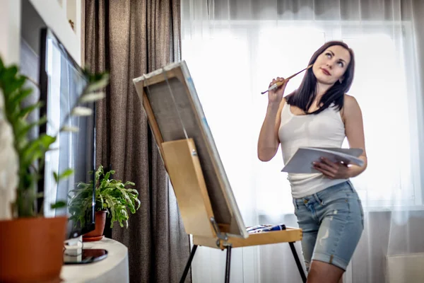 Młoda kobieta artysta malarstwo w domu narzędzia twórcze zbliżenie — Zdjęcie stockowe