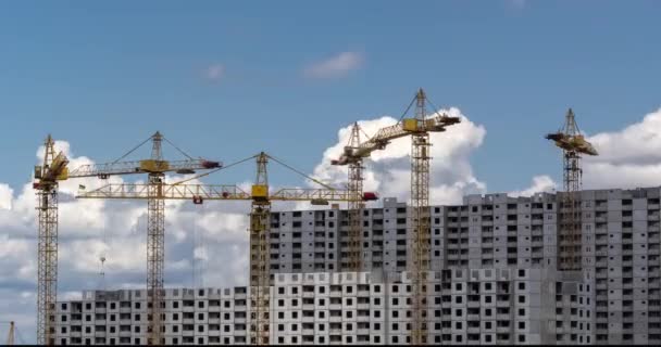 Tid förflutit kranar och byggare arbetar på byggarbetsplatsen — Stockvideo