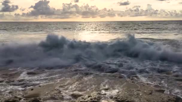 У золоту годину закриваються солоні хвилі. Деталі морського піску, океанської води під час заходу сонця.. — стокове відео