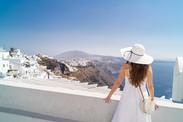 Jovem mulher desfrutando de vista de Santorini, Grécia — Fotografia de Stock