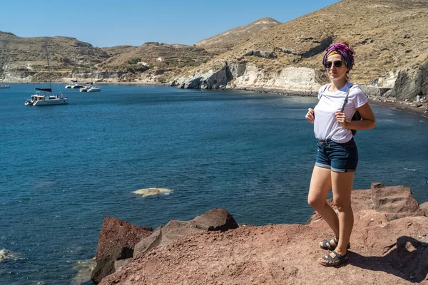 Europa Grécia Santorini viagem de férias mulher no famoso destino de viagem ilha Santorini Oia. Jovem turista feliz. Pobreza de verão . — Fotografia de Stock