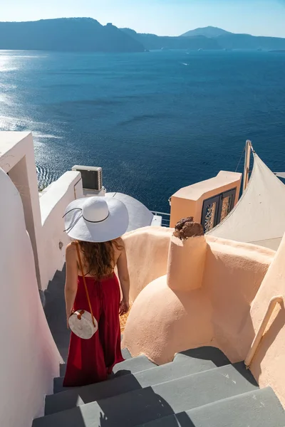 Europa Grécia Santorini viagem de férias mulher no famoso destino de viagem ilha Santorini Oia. Jovem turista feliz. Pobreza de verão . — Fotografia de Stock