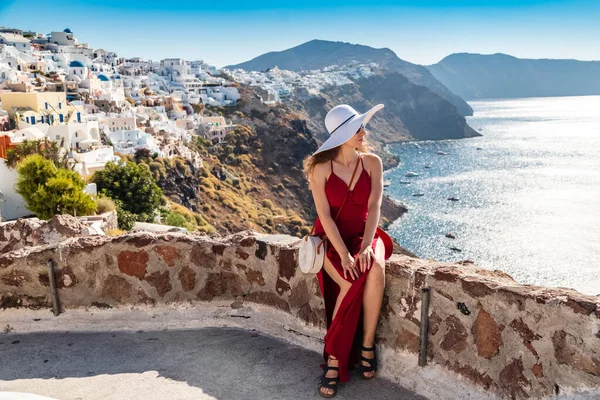 Jovem mulher desfrutando de vista de Santorini, Grécia — Fotografia de Stock