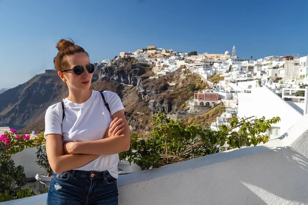 Feliz mulher sorridente turista viajando em cruzeiro de luxo no Mediterrâneo, Grécia, Santorini. Feminino com braços dobrados, fundo arquitetura ilha céu marinho — Fotografia de Stock