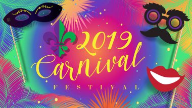 RIO Karnaval Posteri. Müzisyenler, konfetiler, havai fişekler, maske, maskeli semboller. Festival soyut renkli geometrik afiş, bilet, kart. Brezilya karnavalı, Venedik karnavalı, Mardi Gras geçidi, Samba dansı, duvar kâğıdı şablonu işareti