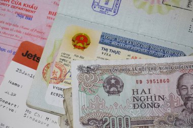 Vietnamca para, vize, biniş ve arka planda bir giriş Vietnam için tipik belge. 