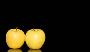 Siyah arkaplanda izole edilmiş sarı tatlı elmalar, makro.