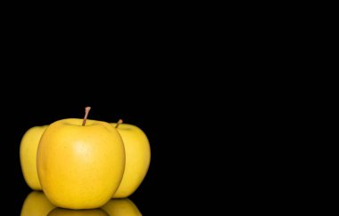 Siyah arkaplanda izole edilmiş sarı tatlı elmalar, makro.