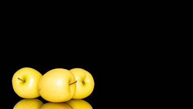 Siyah arkaplanda izole edilmiş sarı tatlı elmalar, makro.