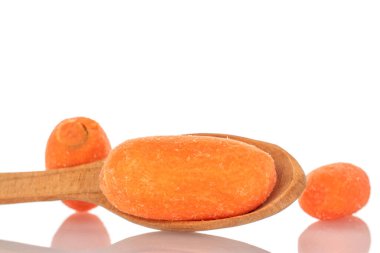 Beyaz arkaplanda küçük soyulmuş havuç, makro.