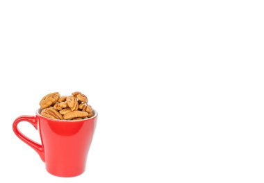 Soyulmuş cevizler beyaz arkaplanda izole edilmiş, yakın plan..