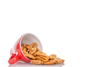 Soyulmuş cevizler beyaz arkaplanda izole edilmiş, yakın plan..