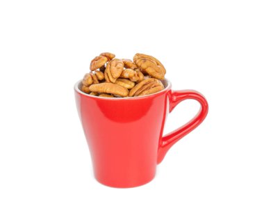 Soyulmuş cevizler beyaz arkaplanda izole edilmiş, yakın plan..