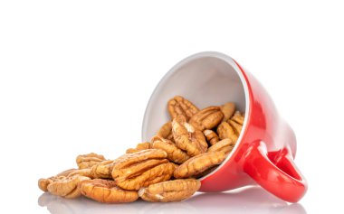 Soyulmuş cevizler beyaz arkaplanda izole edilmiş, yakın plan..