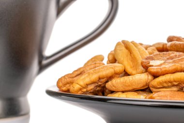 Soyulmuş cevizler beyaz arkaplanda izole edilmiş, yakın plan..