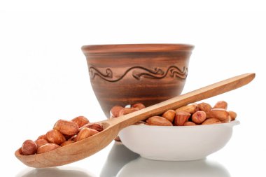 Soyulmuş cevizler beyaz arkaplanda izole edilmiş, yakın plan..